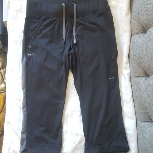 NWOT Women's Nike 3/4 Track Pants Tights + Pockets - Black and Grey - Picture 1 of 8